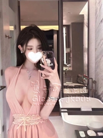 禾穗かほ擁有嬌小玲瓏的身材，配上豐滿E罩杯，散發著難以抗拒的性感魅力。她的眼神深