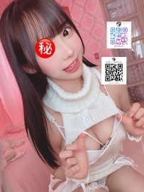 小隻卻充滿致命吸引力的瑠奈，甜美的娃娃臉搭配渾圓的胸型，讓人移不開眼。針織開洞裝