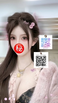 第一眼是天使臉蛋，下一秒卻是讓人上癮的小惡魔。高挑纖細的身材配上飽滿D罩杯，像是