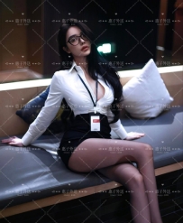 一位氣場強烈的性感女王，舉手投足都像在命令你服從。胸前的G罩杯炸裂感十足，衝擊視