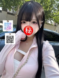 可愛的蘿莉臉蛋＋E罩杯的性感身材，穿著運動外套，迷茫的表情，就像在學校大門前遇到