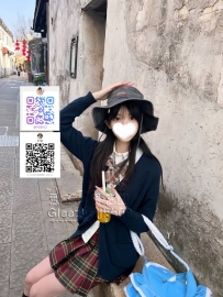 嬌小可愛的小雪，看起來就像鄰家小妹妹，清純得讓人捨不得對她做壞事——可一旦靠近，