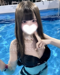 嬌小可愛，擁有青春學生氣息，皮膚細嫩白皙，甜美又純真的櫻花妹形象。